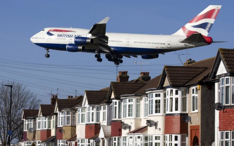 heathrow-plane-above-houses
